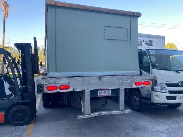 Montacargas descargando una unidad paquete de gran tamaño desde la caja de un camión