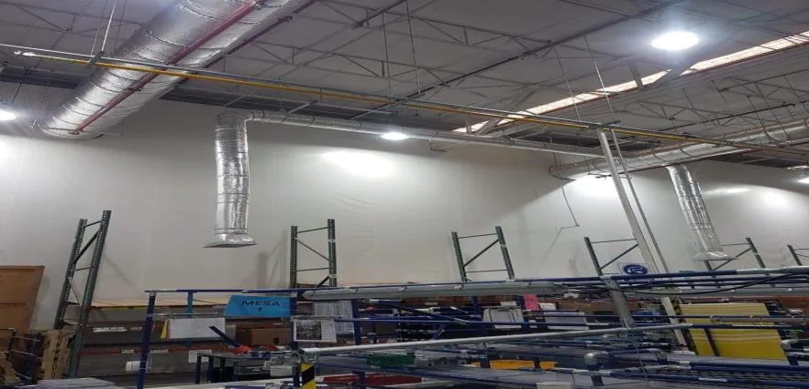 Espiroducto aislado recorriendo la parte alta de una nave sobre racks de almacén