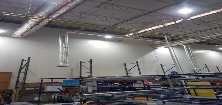 Espiroducto galvanizado instalado en la parte alta de una nave con racks