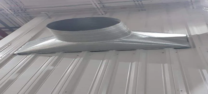 Transición oval de lámina galvanizada fabricada e instalada sobre techo metálico