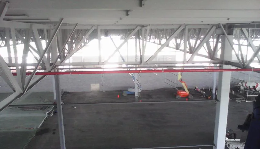 Estructura de techo de una nave industrial en construcción