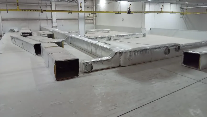 Ductos rectangulares con aislamiento tendidos en obra listos para montaje