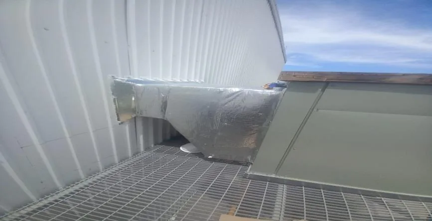 Ducto rectangular galvanizado con transición y aislamiento instalado en un cuarto tipo clean-room